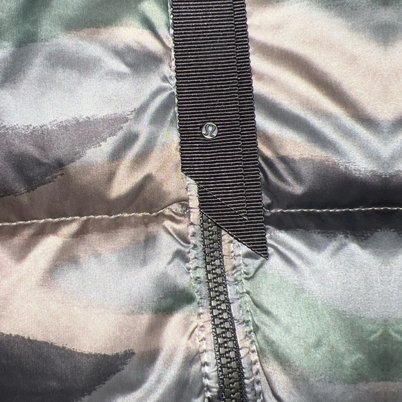 Lululemon camo puffer jacket size 4 - Picture 8 of 10